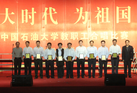 党委副书记万云波、工会主席张军为获得优秀组织奖单位颁奖 