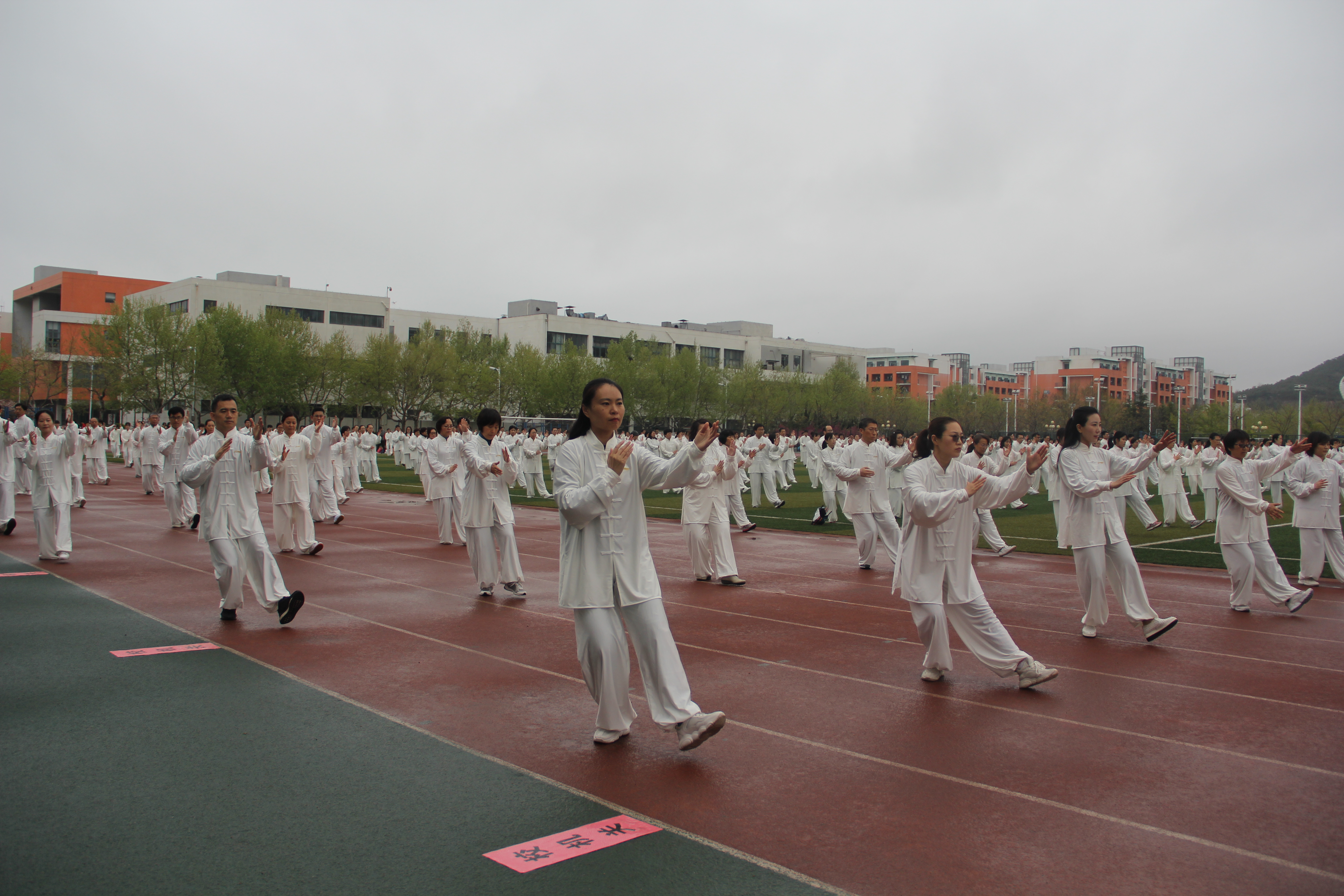 野马分鬃白鹤亮翅中国石油大学举办千人太极拳比赛